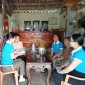 Phụ nữ tổ chức trao quà cho năm học mới