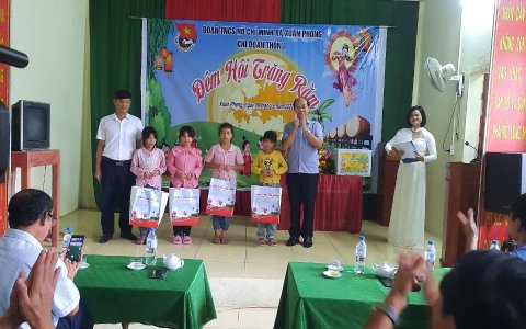 Những phần quà trung thu đến với thiếu nhi có hoàn cảnh đặc biệt khó khăn xã Xuân Phong